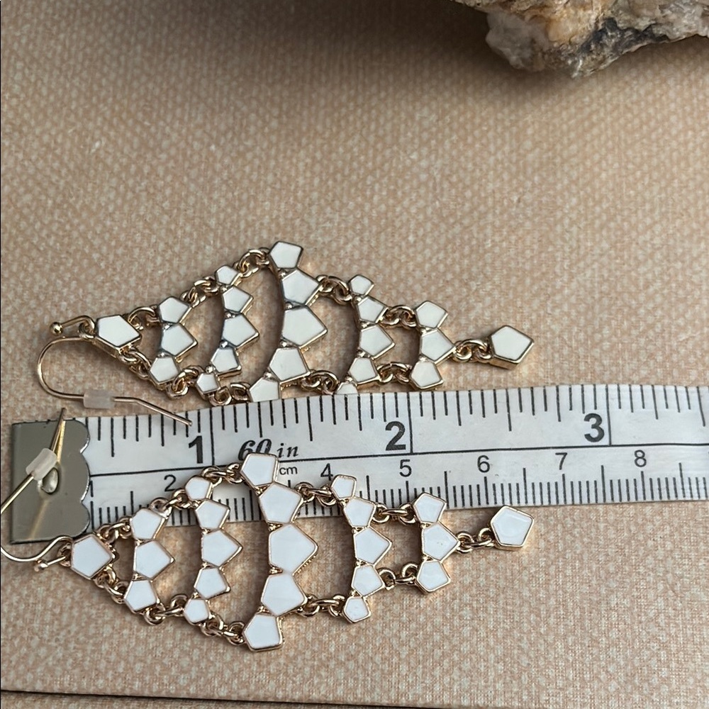 Avon White Geometric Chandelier Earrings Gold Tone Chain Link Statement 53 - Picture 10 of 11